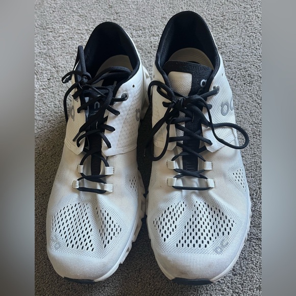 On Cloud Men’s size 10 White & Black Lightweight Sneakers - Picture 3 of 10